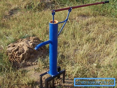 La pompe à eau manuelle pour un puits à la datcha