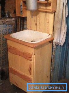 Lavabo pour donner d'un arbre. Lavabo pour donner d'un arbre.