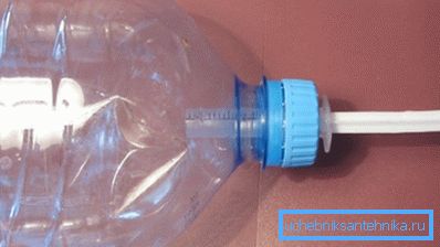 Lavabo d'une bouteille en plastique et d'une seringue Lavabo d'une bouteille en plastique et d'une seringue