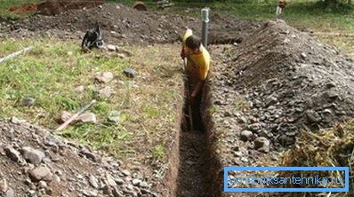Creusement de tranchées pour la pose d'éléments d'approvisionnement en eau. Creusement de tranchées pour la pose d'éléments d'approvisionnement en eau.