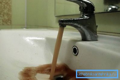 La rouille est la preuve de l'usure des tuyaux. La rouille est la preuve de l'usure des tuyaux.