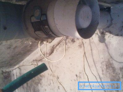 À l'aide de tuyaux en plastique, la ventilation mécanique est facilement installée dans l'étable avec vos propres mains. À l'aide de tuyaux en plastique, la ventilation mécanique est facilement installée dans l'étable avec vos propres mains.