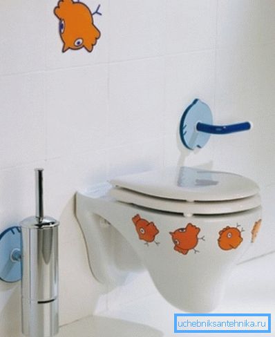 Avec l'aide de toilettes suspendues peuvent être équipées et une toilette pour les enfants Avec l'aide de toilettes suspendues peuvent être équipées et une toilette pour les enfants