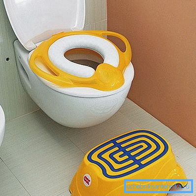 Grâce à ces améliorations, l'enfant sera à l'aise et en sécurité pour aller aux toilettes.