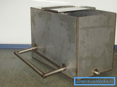 Réservoir en acier inoxydable fabriqué par soi-même. Réservoir en acier inoxydable fabriqué par soi-même.