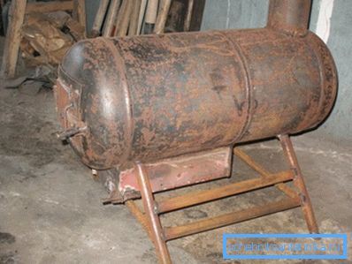 Cuisinière faite maison à partir d'une bouteille de gaz. Cuisinière faite maison à partir d'une bouteille de gaz.