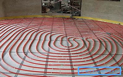 Des radiateurs faits maison de tuyaux peuvent être cachés dans la chape Des radiateurs faits maison de tuyaux peuvent être cachés dans la chape