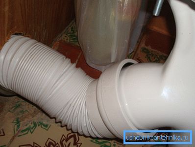 Le maillon le plus faible est un joint en plastique avec une contremarche Le maillon le plus faible est un joint en plastique avec une contremarche