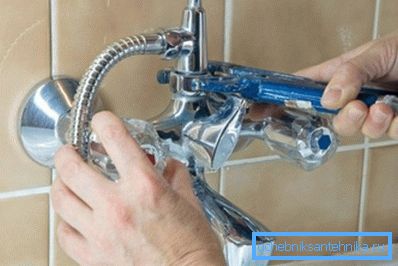 Installation indépendante d'un mitigeur de douche pour une salle de bain Installation indépendante d'un mitigeur de douche pour une salle de bain