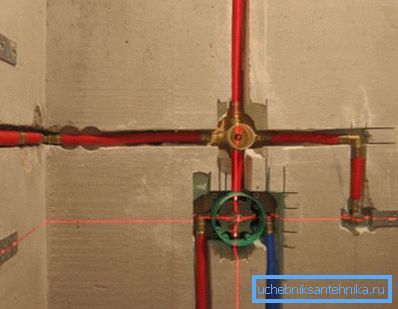 Installation indépendante de la partie centrale du mélangeur encastré dans le mur, entrée et sortie d'eau de celui-ci Installation indépendante de la partie centrale du mélangeur encastré dans le mur, entrée et sortie d'eau de celui-ci