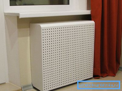 Boîte faite à la main avec une simple perforation symétrique Boîte faite à la main avec une simple perforation symétrique
