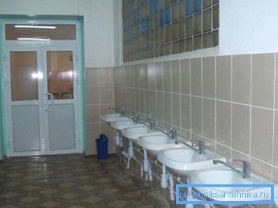 La salle de bain du lycée La salle de bain du lycée