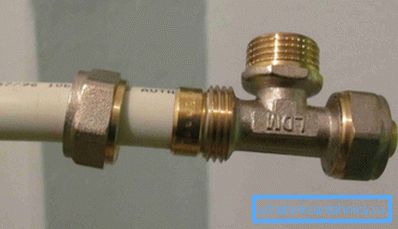 Connexion pliable avec un écrou