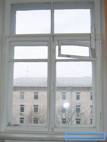 Les fissures dans les cadres en bois ont servi d'élément de ventilation. Les fissures dans les cadres en bois ont servi d'élément de ventilation.