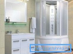 On pense que les structures d'angle sont plus pratiques et plus faciles à intégrer à l'intérieur, mais avec la bonne approche en matière de conception, même une cabine carrée de grandes dimensions peut être installée de sorte qu'elle non seulement n'interfère pas, mais qu'elle devienne également une vraie teinture de pièce.