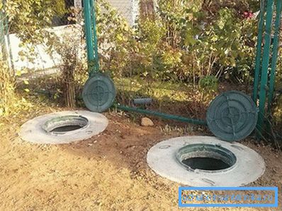 Fosse septique des anneaux de béton dans le pays Fosse septique des anneaux de béton dans le pays