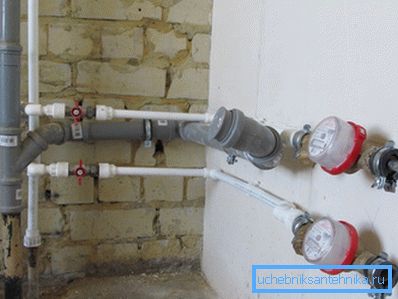 Vannes à boisseau sur les lignes d'alimentation en eau. Vannes à boisseau sur les lignes d'alimentation en eau.