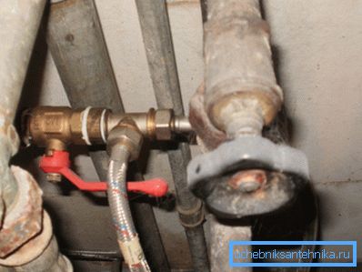 Le robinet à tournant sphérique s’intègre parfaitement non seulement dans le nouveau, mais aussi dans l’ancien système de plomberie Le robinet à tournant sphérique s’intègre parfaitement non seulement dans le nouveau, mais aussi dans l’ancien système de plomberie