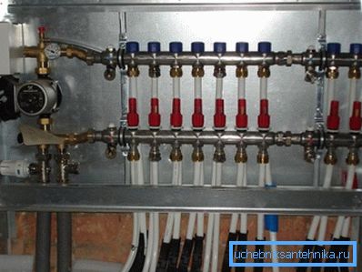 Armoire collectrice pour le chauffage de radiateur avec des peignes d'alimentation et de retour. Armoire collectrice pour le chauffage de radiateur avec des peignes d'alimentation et de retour.