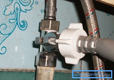 Un tuyau pour connecter une machine à laver peut être utilisé pour laver le bouchon. Un tuyau pour connecter une machine à laver peut être utilisé pour laver le bouchon.