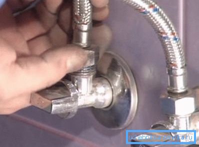 Tuyaux connectés à l'alimentation en eau. Tuyaux connectés à l'alimentation en eau.