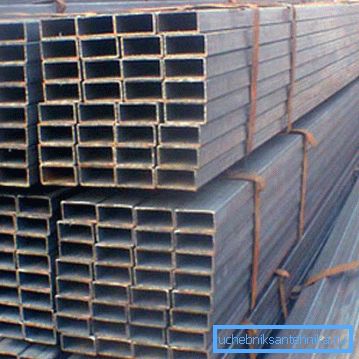 Piles de marchandises en stock. Piles de marchandises en stock.