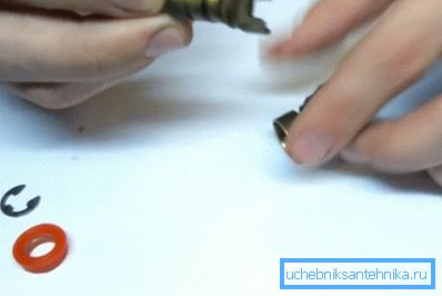 La tige doit être nettoyée et lubrifiée La tige doit être nettoyée et lubrifiée