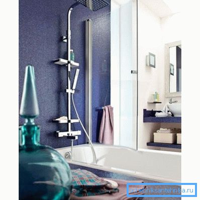 Système dans la salle de bain avec un mélangeur.