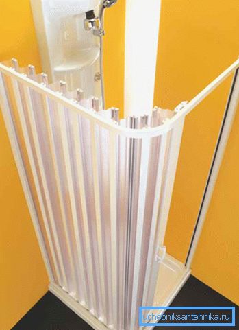 Rideau en plastique pliant à plusieurs sections Rideau en plastique pliant à plusieurs sections