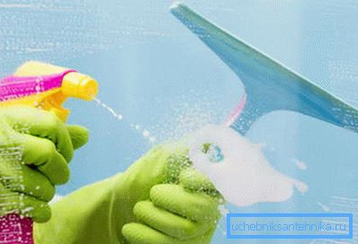 Grattoir pour enlever les taches de la surface du verre