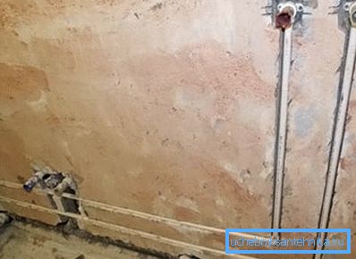 Pose cachée de conduites d'eau dans le mur
