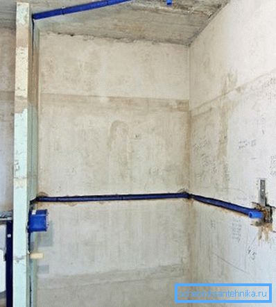 Cacher les tuyaux dans les murs de béton. Cacher les tuyaux dans les murs de béton.