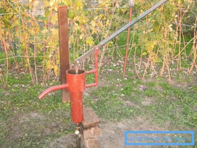 Bien avec une pompe à main à la datcha