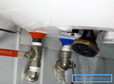 Vous pouvez vider l'eau et en train de démonter l'appareil de chauffage Vous pouvez vider l'eau et en train de démonter l'appareil de chauffage