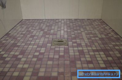 Drain dans la douche sans un plateau est situé dans la chape de sol. Drain dans la douche sans un plateau est situé dans la chape de sol.