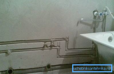 Les tuyaux de drainage peuvent également être cachés dans le mur.