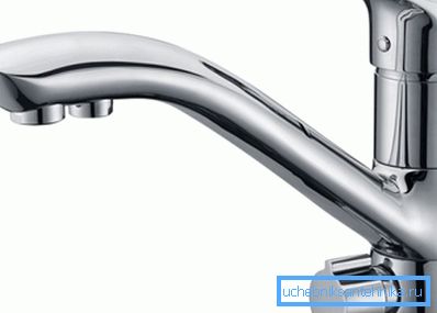 Un robinet de cuisine deux en un fournit de l'eau potable ordinaire et de l'eau purifiée Un robinet de cuisine deux en un fournit de l'eau potable ordinaire et de l'eau purifiée