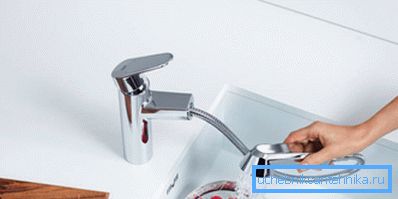 Le robinet d'évier coulissant est pratique pour laver la vaisselle Le robinet d'évier coulissant est pratique pour laver la vaisselle