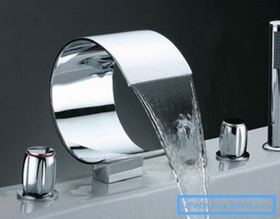 Bec cascade sur le bain Bec cascade sur le bain