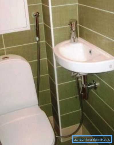 Robinets avec douche hygiénique pour un petit lavabo dans une salle de bain séparée - la solution parfaite en termes de fonctionnalité et de commodité Robinets avec douche hygiénique pour un petit lavabo dans une salle de bain séparée - la solution parfaite en termes de fonctionnalité et de commodité