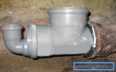 Raccordement de conduites d'égout en plastique à la fonte à l'aide de joints en caoutchouc et de silicone Raccordement de conduites d'égout en plastique à la fonte à l'aide de joints en caoutchouc et de silicone