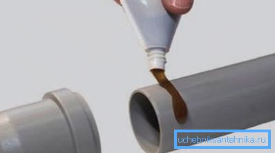 Raccordement de tuyaux en plastique d'égout à la colle