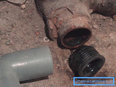 La connexion du plastique et de la fonte n’est réalisée que par un manchon en caoutchouc. La connexion du plastique et de la fonte n’est réalisée que par un manchon en caoutchouc.