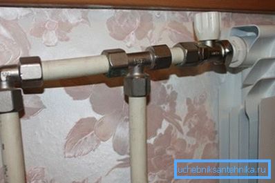 Raccordement de la canalisation en polymère et du radiateur sur les raccords Raccordement de la canalisation en polymère et du radiateur sur les raccords