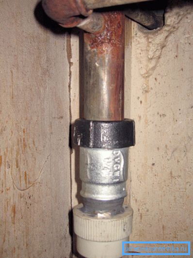 Raccordement de tuyaux en acier avec du polypropylène Raccordement de tuyaux en acier avec du polypropylène