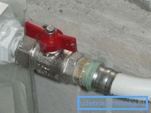 Raccordement de la colonne montante et de la batterie de chauffage avec un tuyau en métal et plastique Raccordement de la colonne montante et de la batterie de chauffage avec un tuyau en métal et plastique