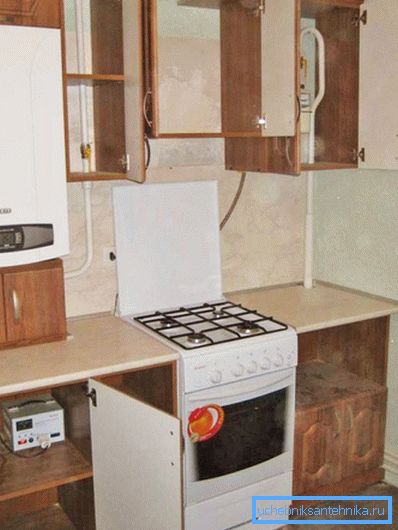 Cacher les tuyaux dans les meubles Cacher les tuyaux dans les meubles