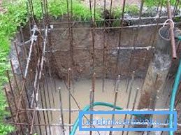 Nous construisons une cage de renfort. Nous construisons une cage de renfort.