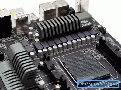 Une carte mère moderne avec des radiateurs pour refroidir le chipset et les transistors. Une carte mère moderne avec des radiateurs pour refroidir le chipset et les transistors.