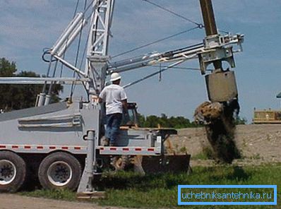 L'équipement de puits moderne permet de creuser une mine en quelques heures. L'équipement de puits moderne permet de creuser une mine en quelques heures.